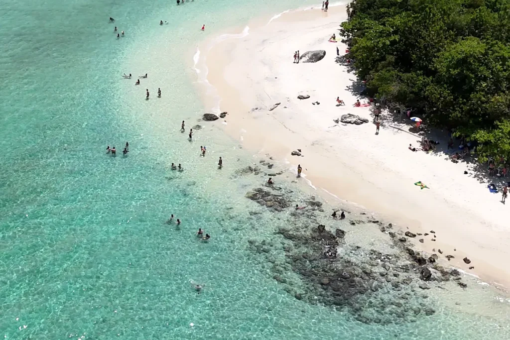 De acordo com o estudo, cerca de três em cada cinco brasileiros (61%) planejam aumentar seus gastos com viagens de lazer em 2025. Essa intenção é particularmente notável entre as gerações Z (64%) e Millennials (63%).
